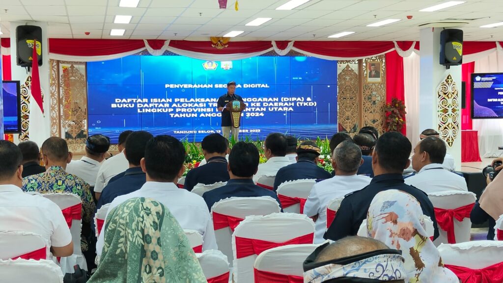 Kepala Kanwil Ditjen Perbendaharaan Provinsi Kalimantan Utara, Sakop berpidato pada kegiatan penyerahan DIPA lingkup Provinsi Kalimantan Utara, Rabu (13/12/2023) di Tanjung Selor, Kabupaten Bulungan.