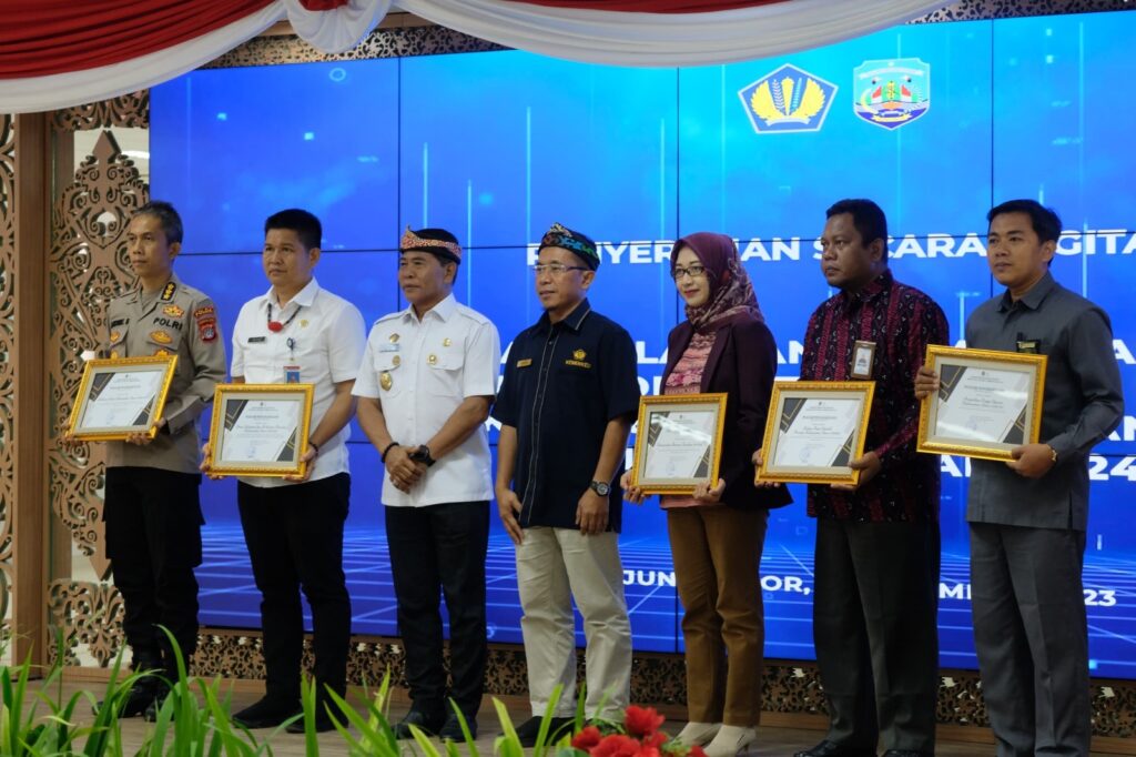 Pimpinan Satker Kementerian/Lembaga penerima DIPA belanja APBN 2024 bersama Gubernur Kaltara Zainal A Paliwang (tiga kiri) dan Kepala Kanwil DJPb Kalimantan Utara, Sakop, pada penyerahakan DIPA 2024 di Tanjung Selor, Rabu (14/12/2023).