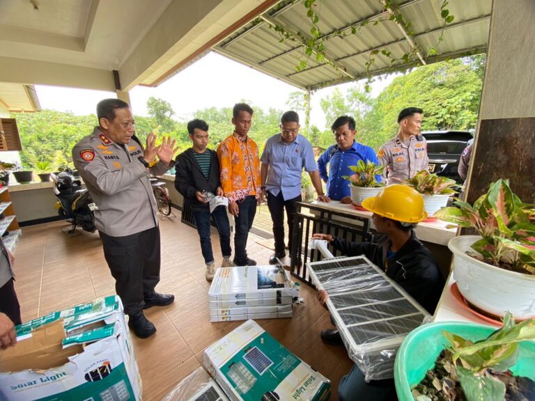 Kapolda Kaltara (paling kiri) mengecek peralatan lampu penerangan jalan yang akan dipasang di salah satu Panti Asuhan di Tanjung Selor, Kamis (19/12/2024). BIDHUMAS POLDA KALTARA QUARTAL.ID