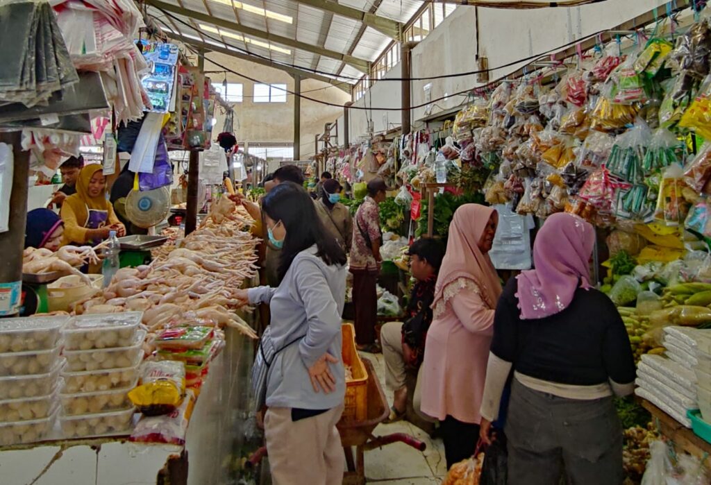Aktivitas perniagaan di Pasar Induk Tanjung Selor. QUARTAL