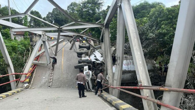 Jembatan penghubung Kaltim-Kalsel runtuh Quartal.id