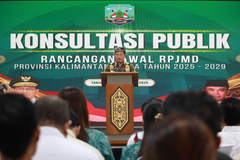Wagub Kaltara Ingkong Ala berpidato pada Konsultasi Publik Penyusunan RPJMD Kaltara 2024-2029 di Tanjung Selor, Kamis (10/4/2025). QUARTAL.ID