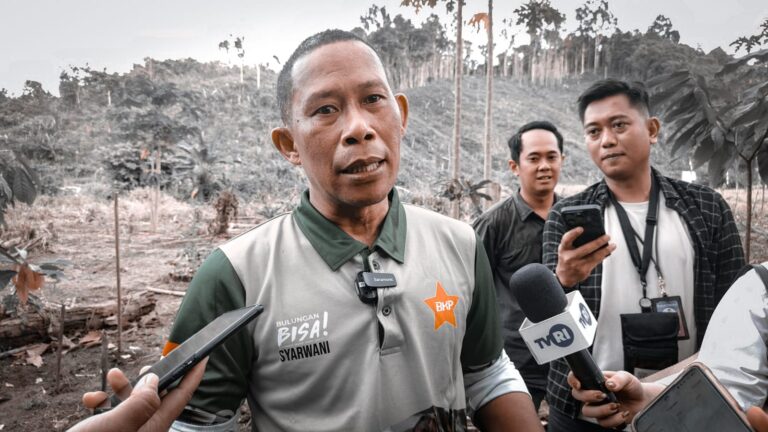 Bupati Bulungan Syarwani kala diwawacarai awak media di lokais panen padi ladang Desa Pejalin, Kecamatan Tanjung Palas, Rabu (9/4/2025). QUARTAL.ID