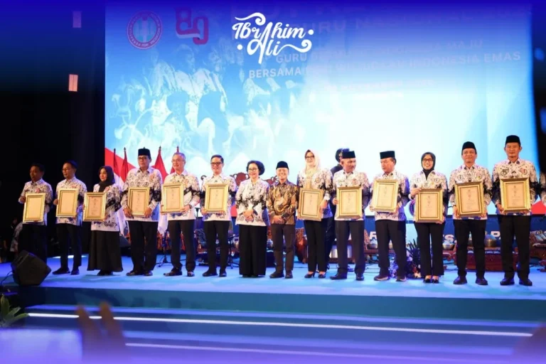 Bupati Tana Tidung Ibrahim Ali (enam kiri) menerima Anugerah Dwija Praja Nugraha pada Puncak Peringatan HUT ke-80 PGRI dan Hari Guru Nasional Tahun 2025 di Jakarta, Sabtu (29/11/2025). HO/IG IBRAHIM ALI